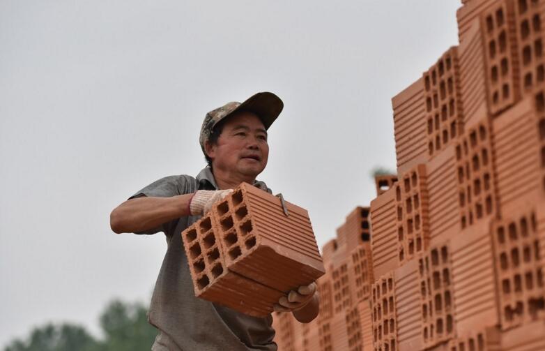 父母搬砖月入3千,十几个孩子寄居在砖厂没户口,每天吃土豆泡面