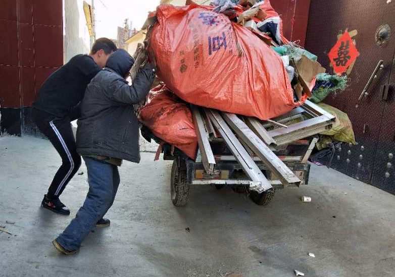 年仅52岁的大叔收破烂却已19年有余,常年使用的小包成了亮点