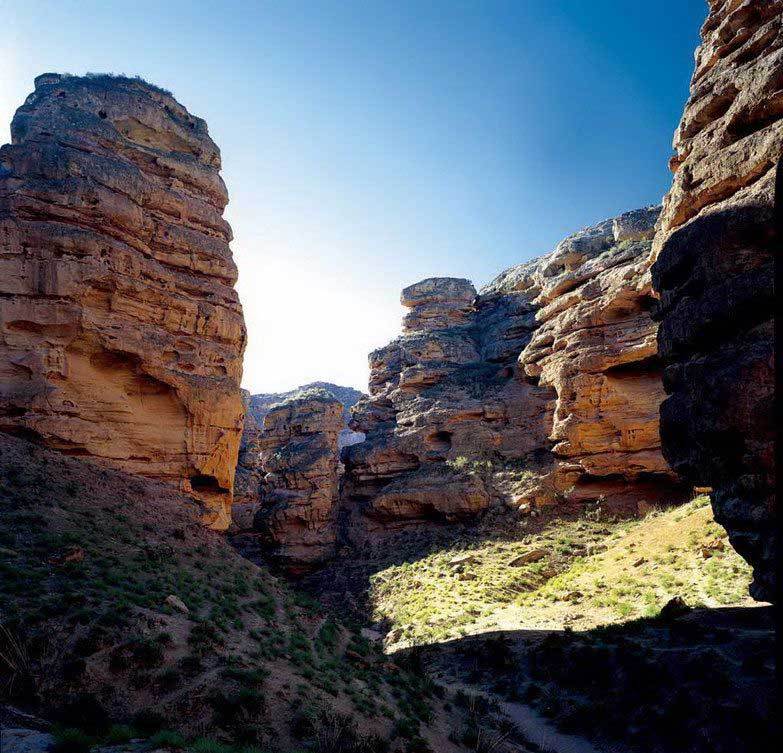陡峭峻险的蒙自大峡谷