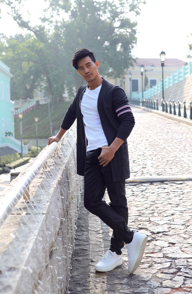 谢孟伟曝光最新生活照 中国硬汉秒变阳光男孩