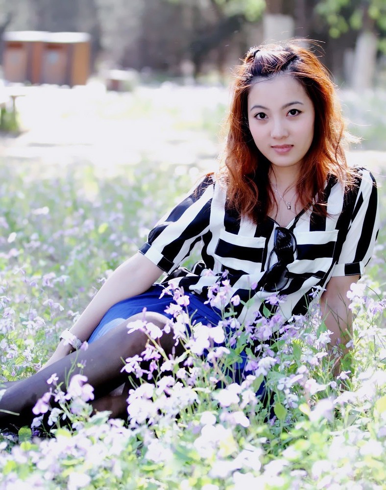 清新户外阳光下的艳丽气质美女!