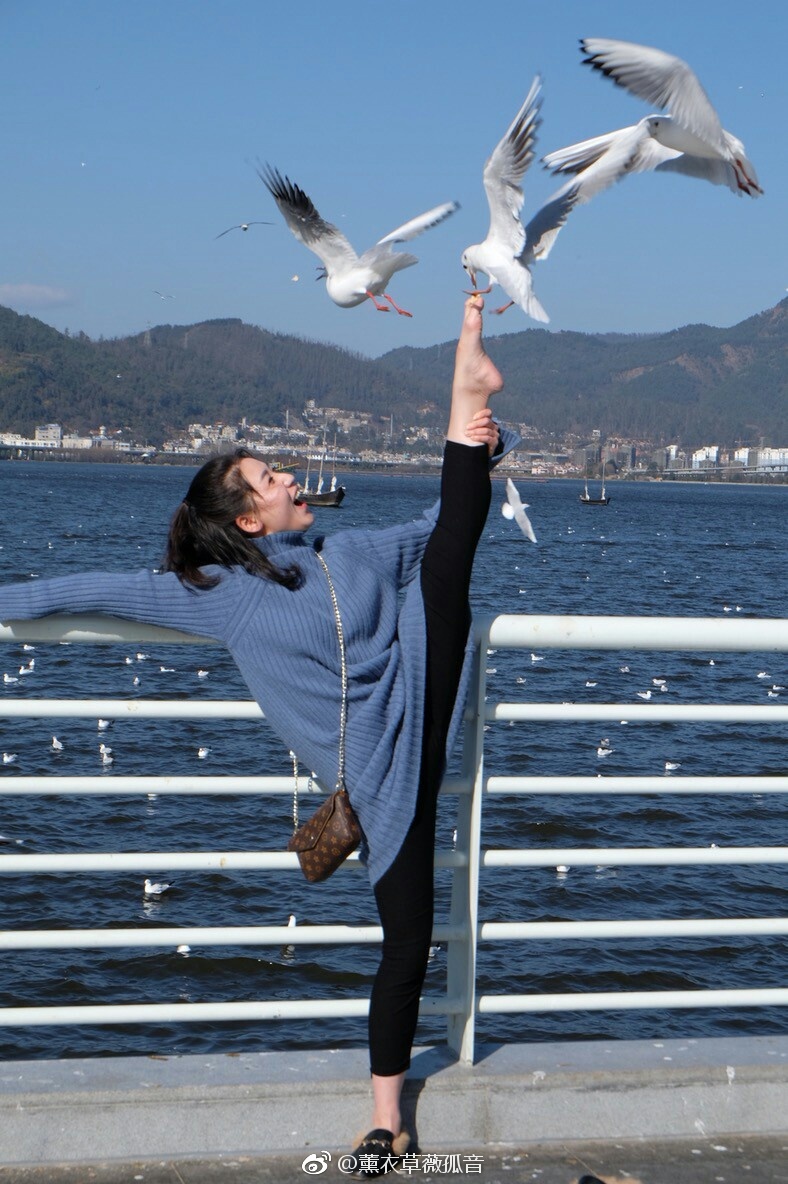 一个喜欢一字马,喜欢舞蹈的一个女生,日常拍摄_新浪看点