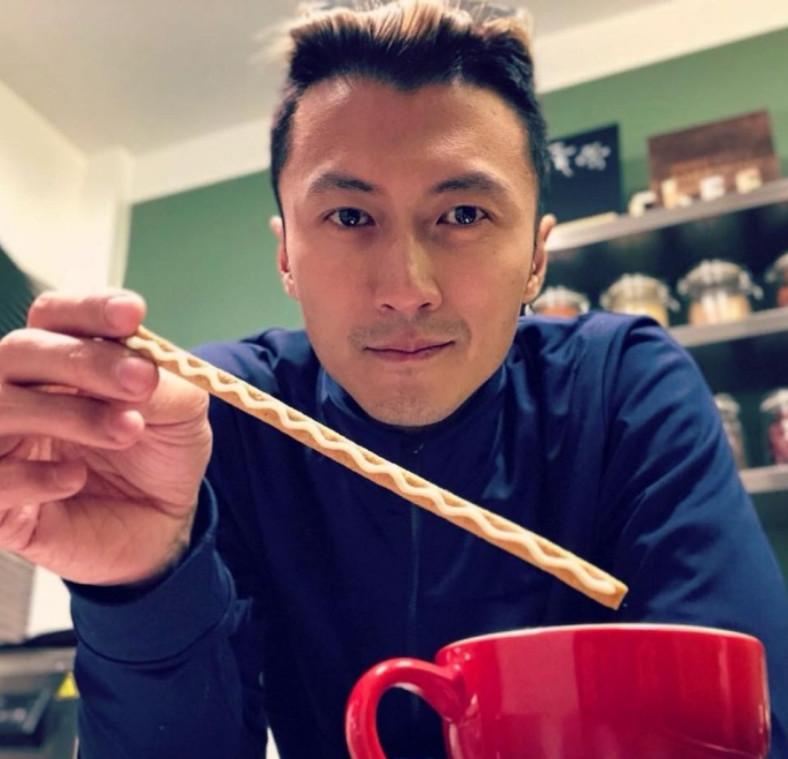 谢霆锋晒微笑帅照 蓄胡须男人味十足 网友的注意力却集中他手上