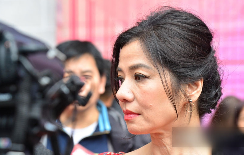 57岁钟楚红素颜生活照满脸皱纹老态毕露没打针的脸就是不一样