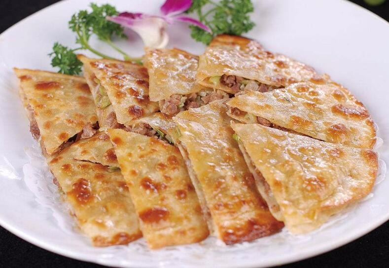 羊肉炕馍是开封著名小吃之一,制作原料主要有葱末,盐,孜然等,羊肉炕馍