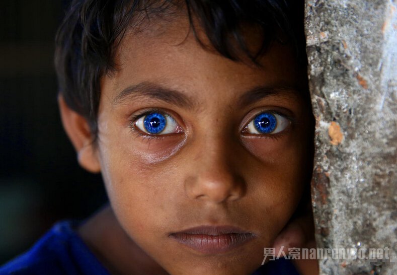 的观众,对"异鬼"这个角色印象深刻,尤其是那一对蓝色瞳孔叫人无法忘怀