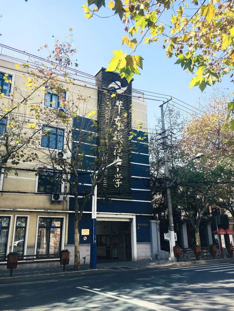 富民路43号特意建的吧~可能顾嘉棠早年做过花匠的缘故这是一个花园式