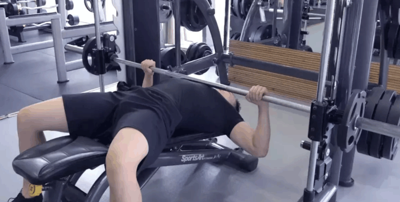 温馨提示:做史密斯机下斜卧推的时候,要控制好速度与稳定性,保持肌肉