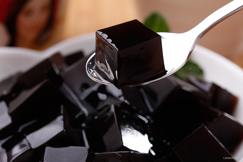 龟苓膏其性温和,不凉不燥, 味道也不错,食用具有去热解烦,促进血液