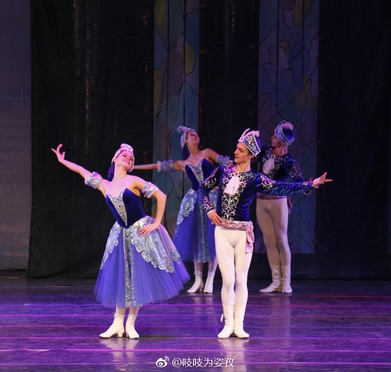 再发一组『天鹅湖』的照片,这个场景很喜欢,布场美舞蹈美,女二也好览