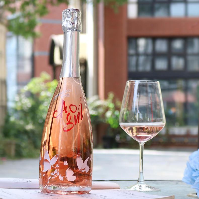 开瓶也会有香槟一样的"bong"一声,仪式感够够的.