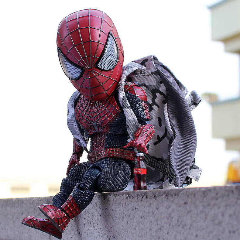 这款手办玩具的高度不超过20厘米,就像是变身成为小号的蜘蛛侠陪在你