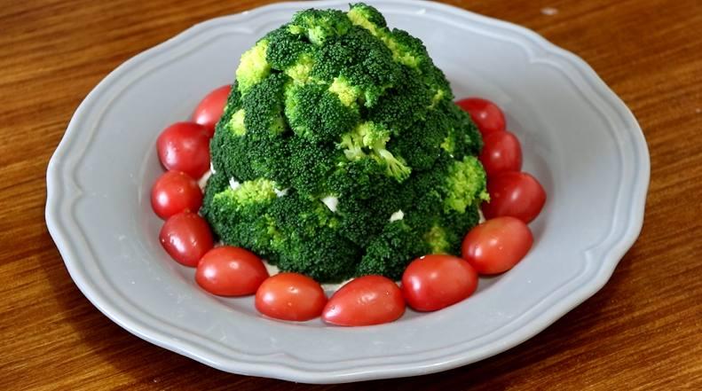 西兰花别再拿来炒了,做成这道圣诞树沙拉,好吃上档次