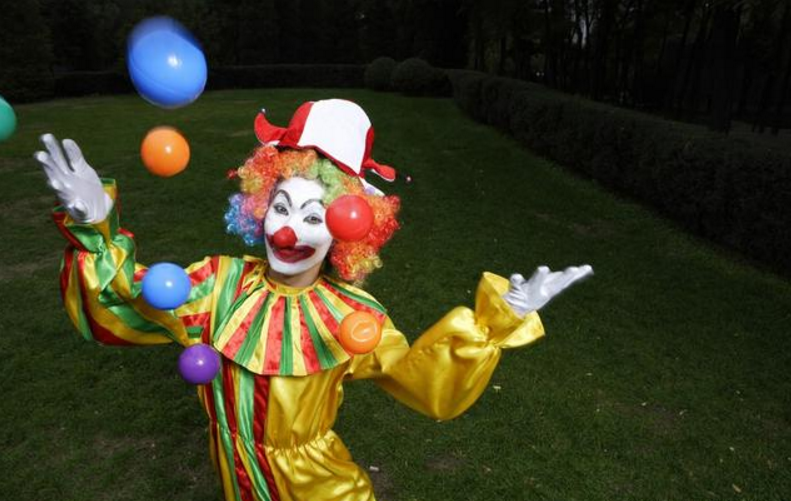 为了看到女儿的笑容,离异爸爸演了10年的滑稽小丑!