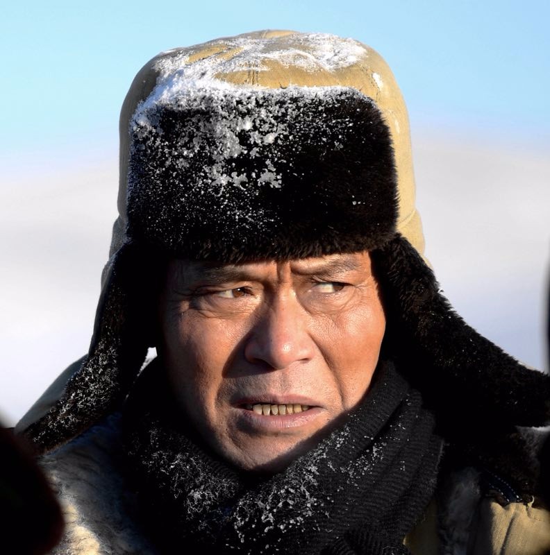 赵恒煊却在除夕之夜微博发文说:"我们这儿的环境确实艰苦,物质生活也