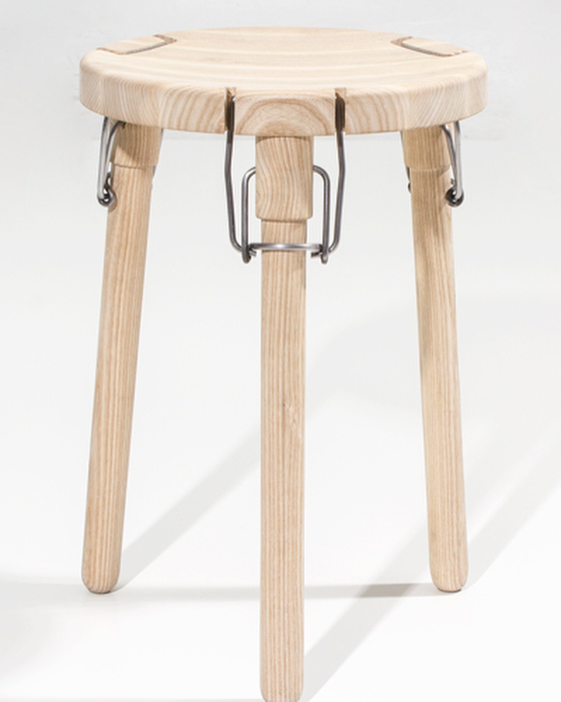 采用铁扣设计的可拆卸凳腿的木凳