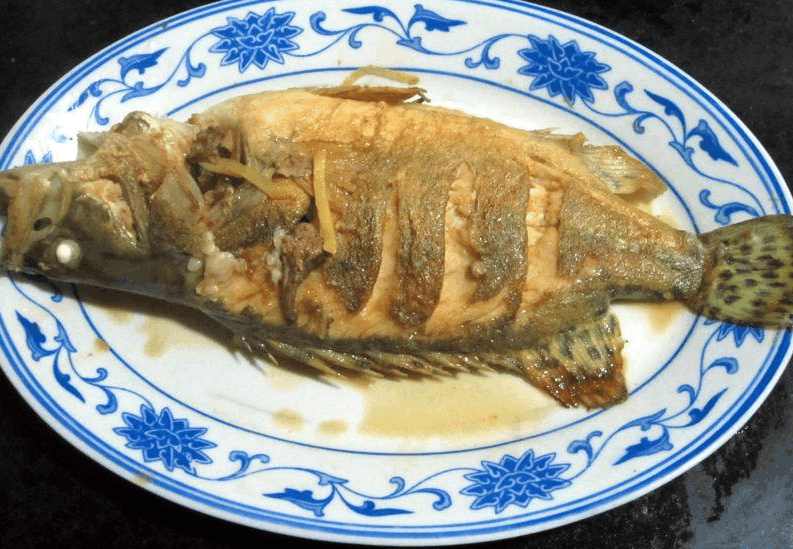 12,将汤汁煮至浓稠,鱼肉煮熟后即可将鱼肉捞出锅.