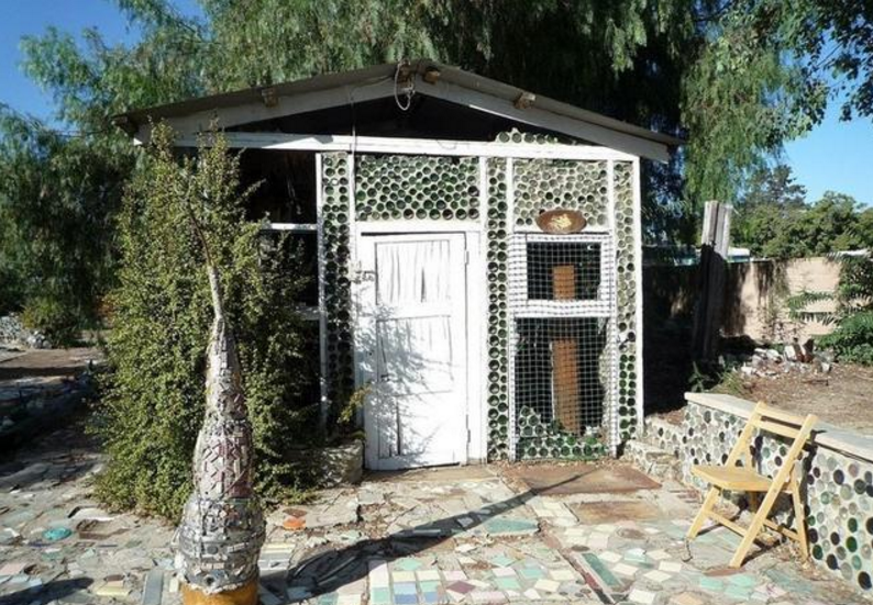 老人捡废酒瓶搭建房屋成"景点",游客排队买票才能参观!