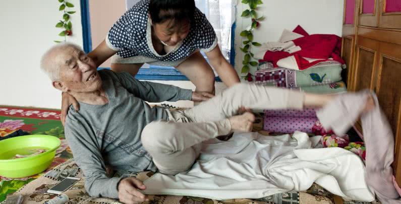 养女照顾瘫痪养父20年不离不弃还为养父离婚卖房