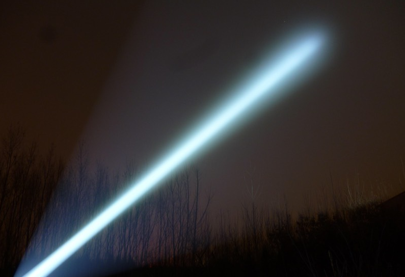 科普:手电筒发射出去的光会无限传播下去么?为何看不到光柱呢?