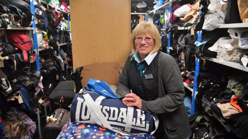 火车站失物招领处展示乘客遗失物珠宝假腿毒品啥都有