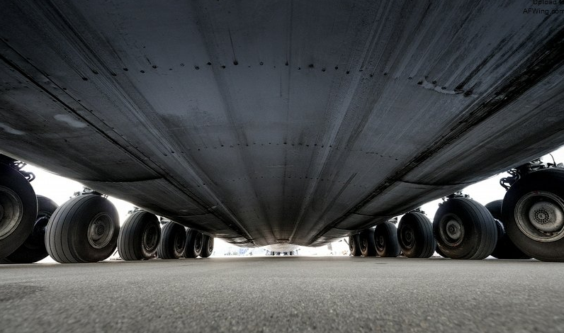需求而开始设计安-225"梦幻"运输机,是一架离陆重量超过600吨的超大