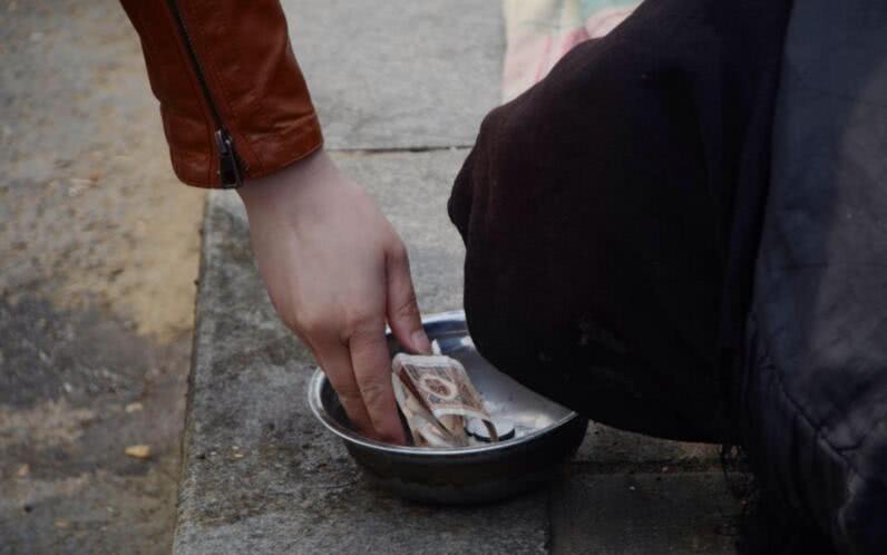 其实,他们很快就可以乞讨到很多钱,然后就会把钱藏起来,在盆里只剩