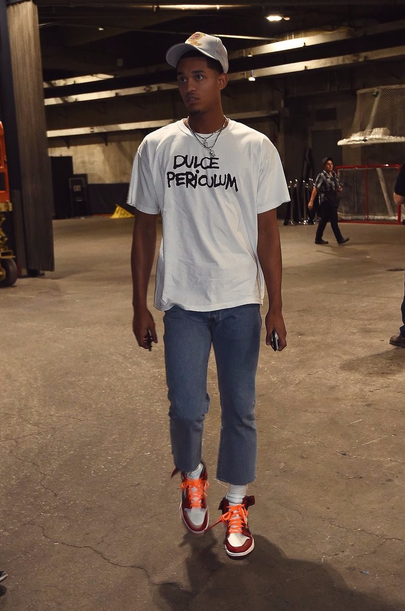 nba球星们的最新场外穿搭型男韦德红鞋红裤子