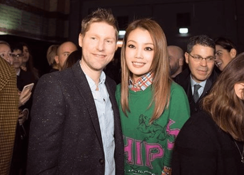 Burberry设计总监谢幕之作, 融入彩虹元素替同