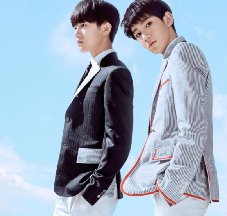 王源和易烊千玺齐聚纽约,一个去英文演讲,一个在地铁里吃薯片