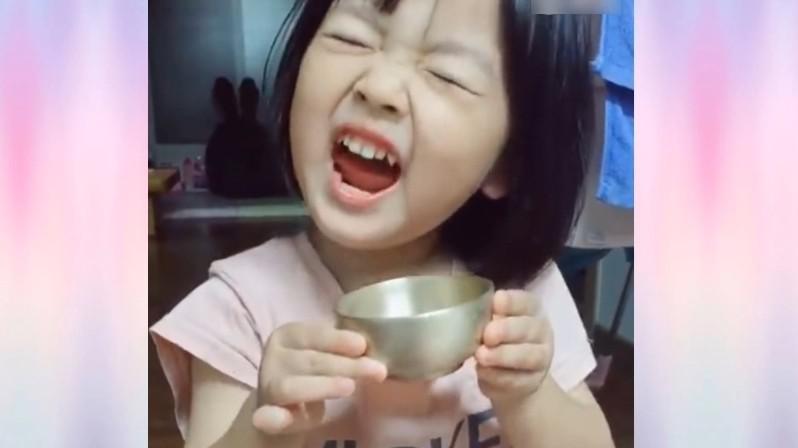 戏精的诞生:小女孩假装在喝酒,这表情真是绝了