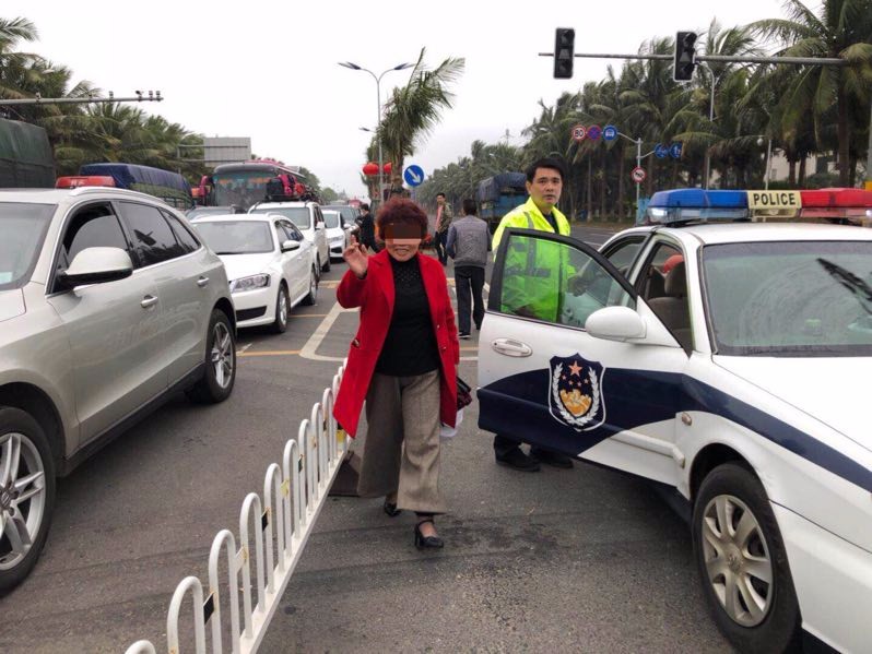 等待过海中 多名老人和小孩人车分离失联 家人别提有多着急