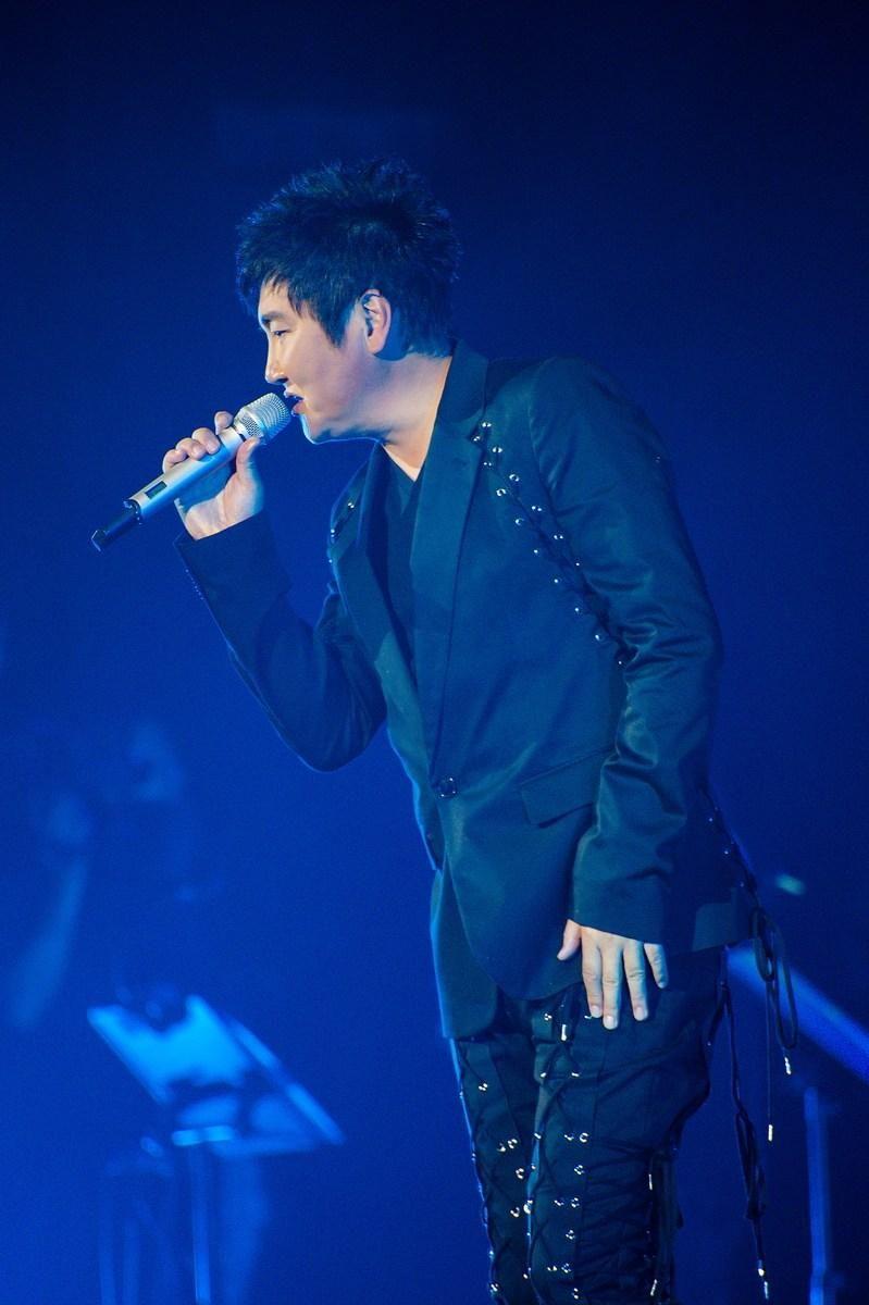 他压轴出现在2018央视元宵节晚会,曾在《我是歌手》闹退赛