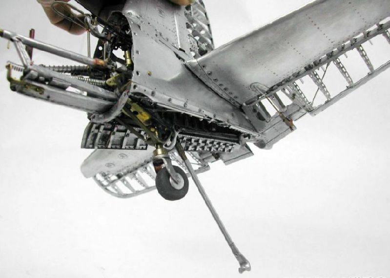 下面再来看他制作的1:16比例的北美p-51d"野马"战斗机半剖模型.