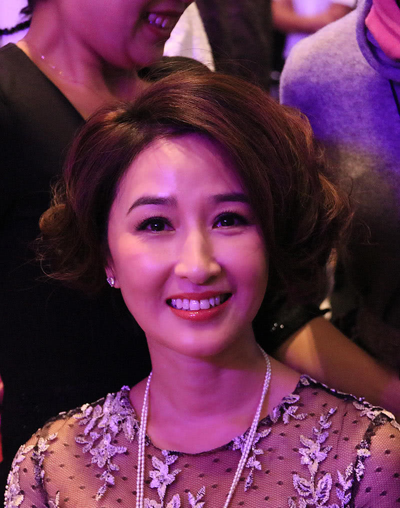 40岁下嫁张家辉,现在52岁关咏荷还很美,女儿11岁有大长腿