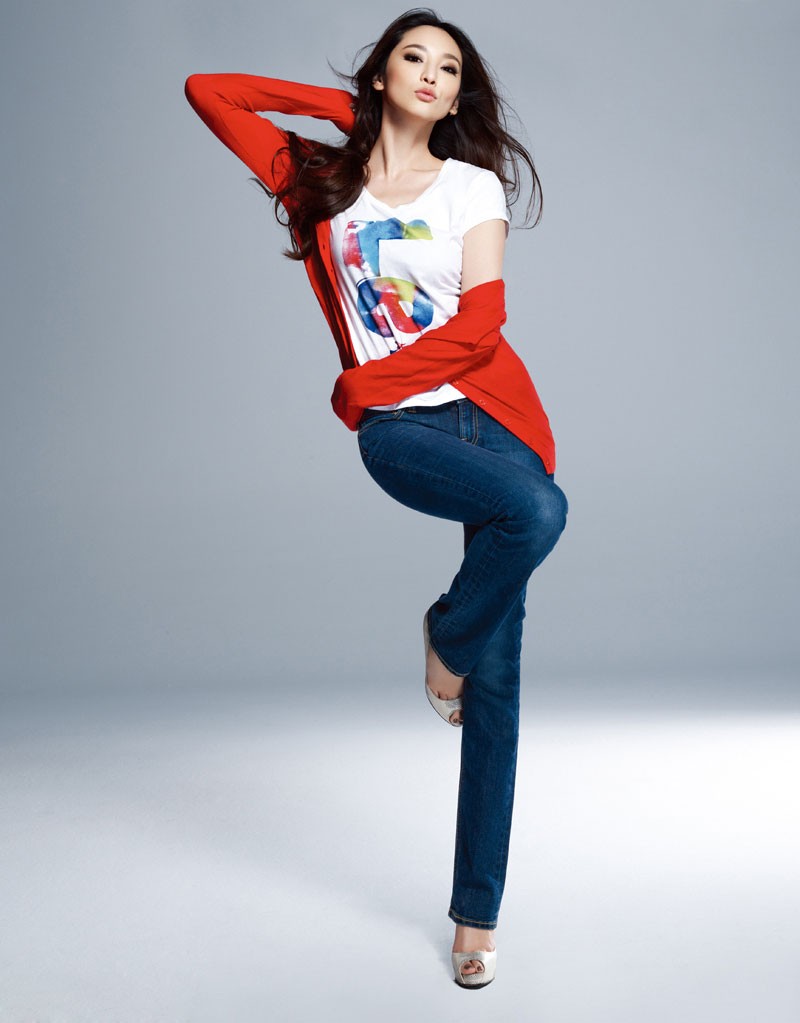 九头身美女吴佩慈穿牛仔裤,凸显完美火辣身材