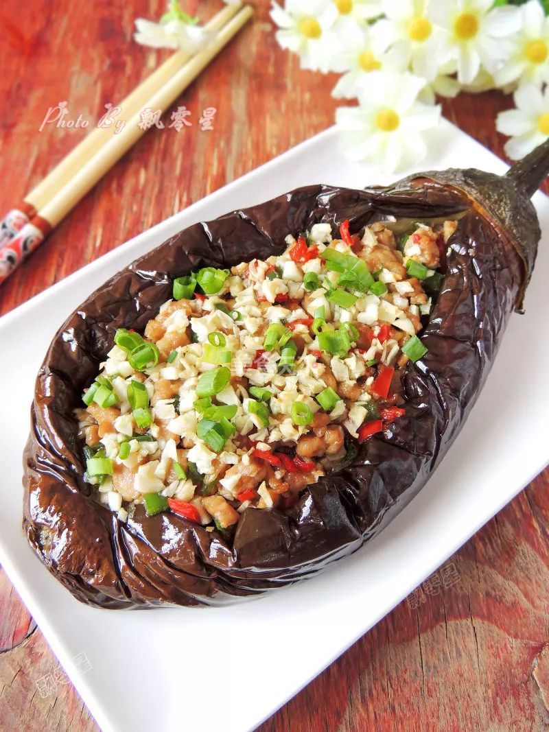 11,烤箱预热200度,烤25分钟,拿出鸡腿上刷上一层蜂蜜,挤少许柠檬汁,放