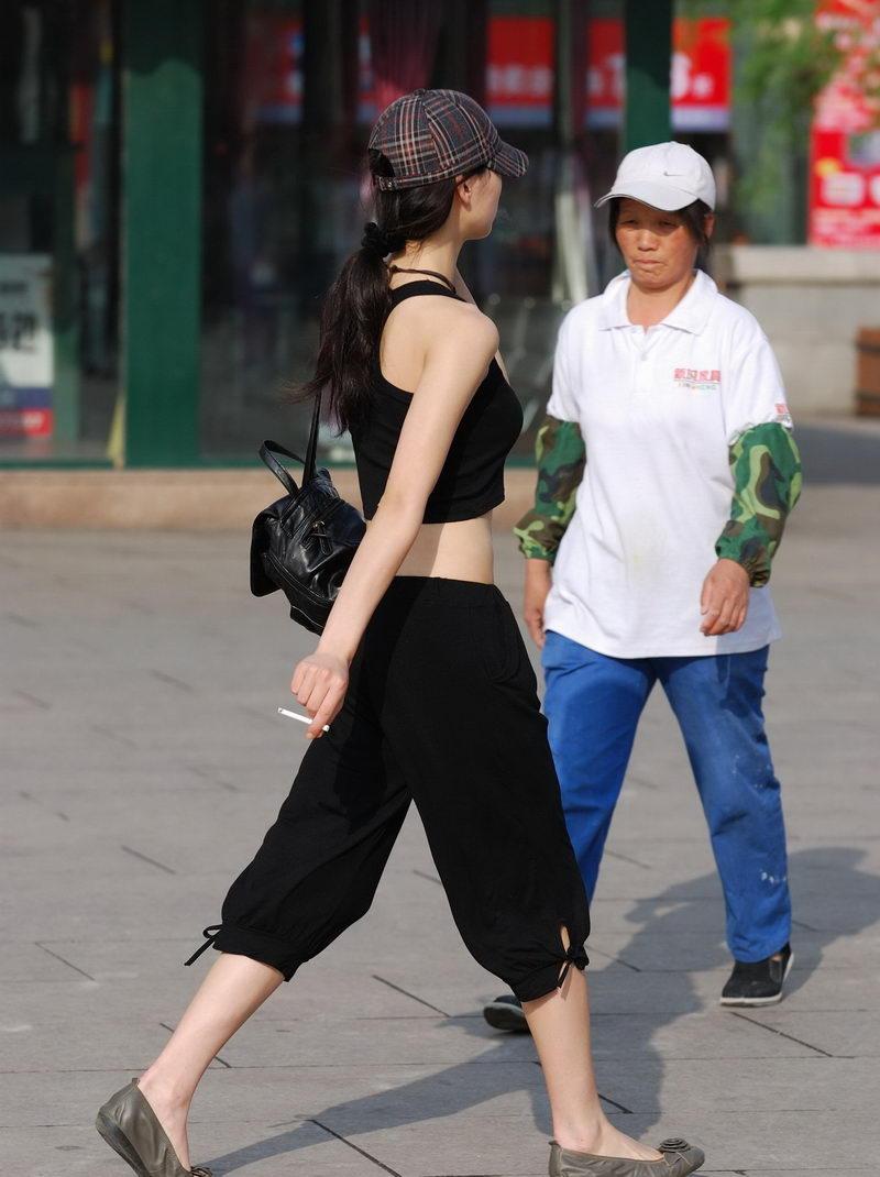路人街拍: 穿黑色衣服抽烟的小姐姐, 抽的不是烟是寂寞
