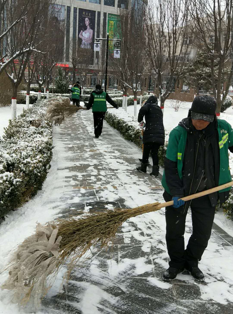 崇信县环卫绿化保洁人员铲雪除冰方便群众出行