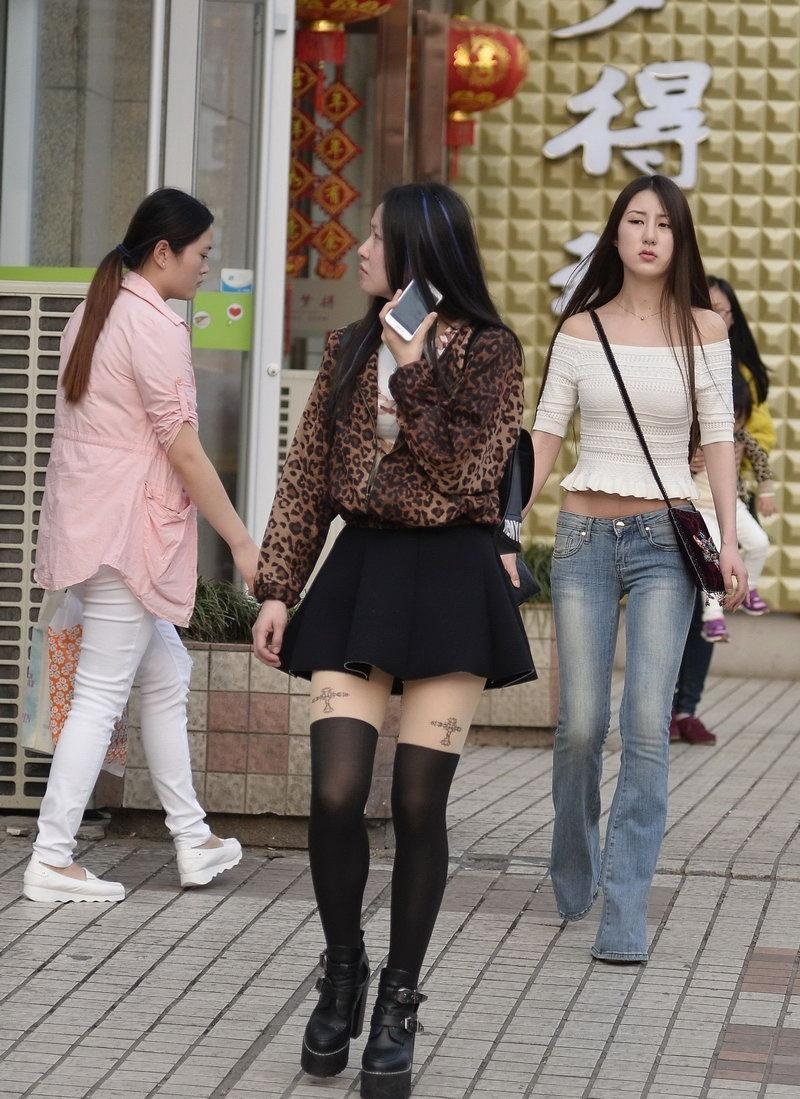 街头美女行走的艺术牛仔长裤勾勒完美身材永不过时的装扮
