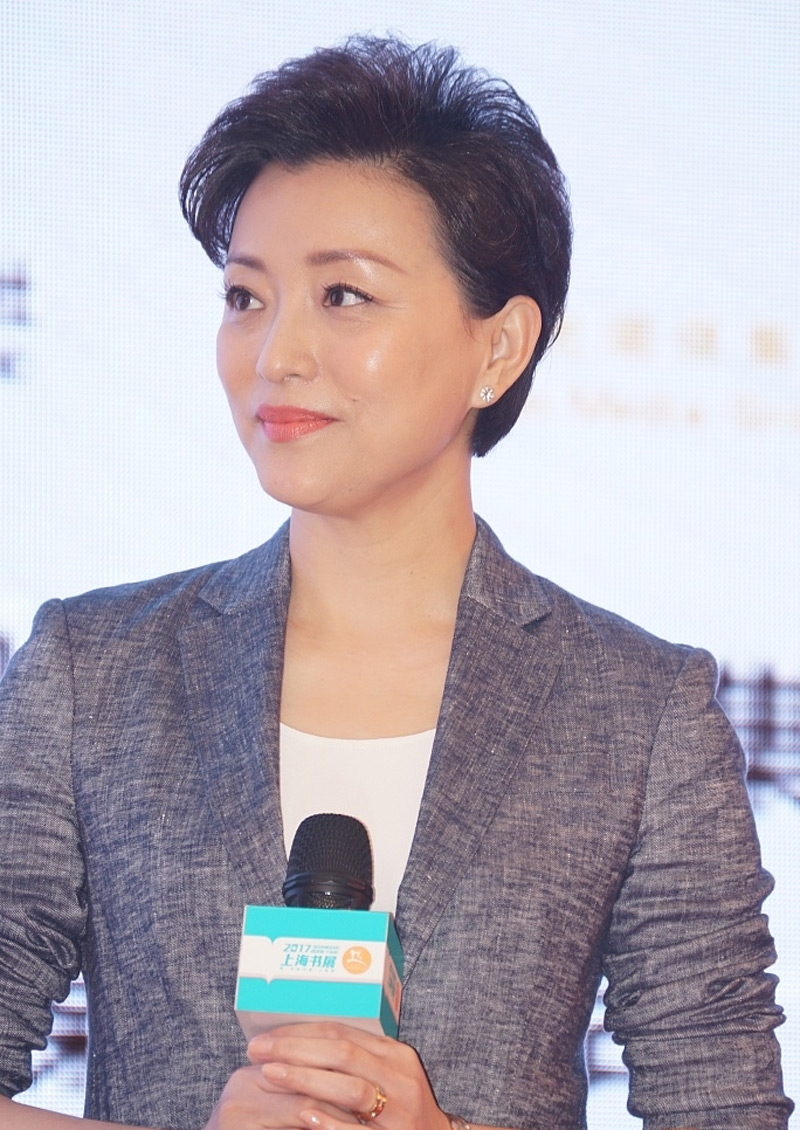 杨澜和鲁豫都是快50岁的名嘴,一个娴熟端庄,一个却仍像少女
