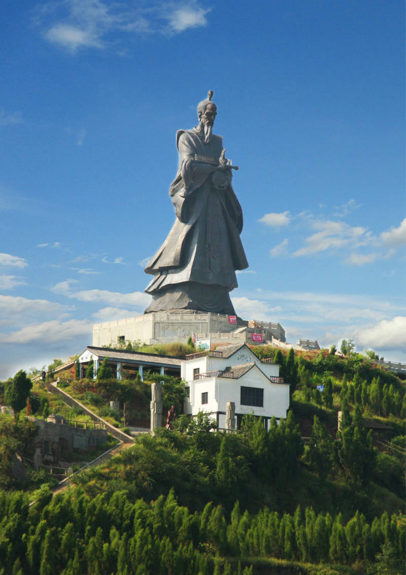 9米高的陈抟老祖铜像登陈抟山水上飞行器,摩托艇,快艇的刺激体验带来