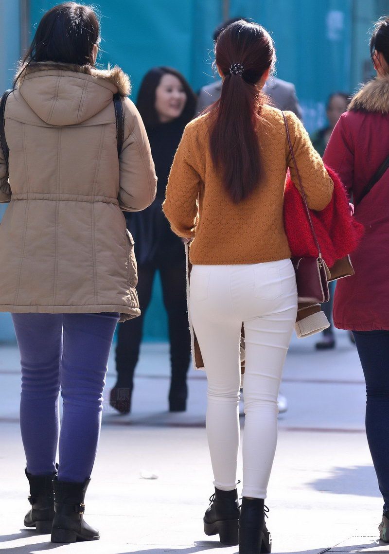 白色紧身裤显得身材丰满是身材娇小型美女的最爱