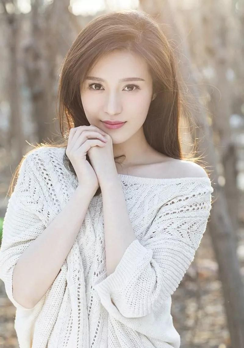 逆光下的她美目盼兮,浅笑怡人!