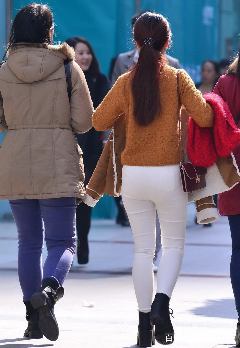 白色紧身裤显得身材丰满是身材娇小型美女的最爱