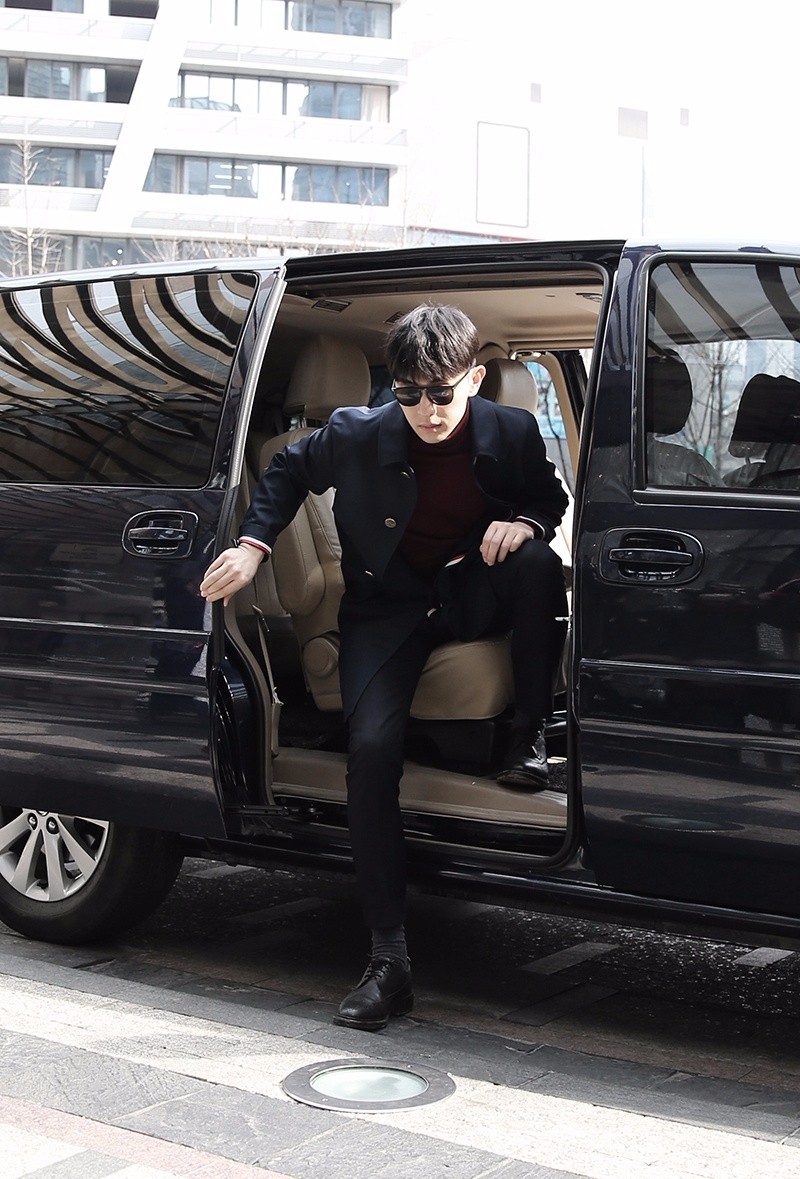 邓伦身穿thom browne人字纹风衣,搭配经典手工皮鞋,帅气尽显