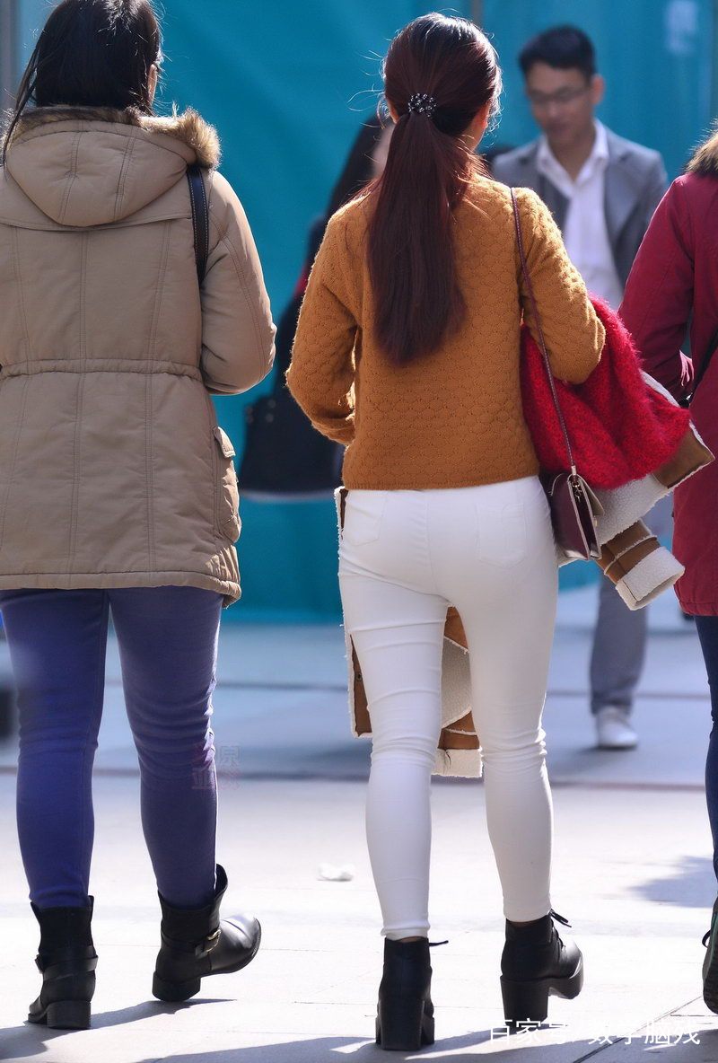 白色紧身裤显得身材丰满是身材娇小型美女的最爱