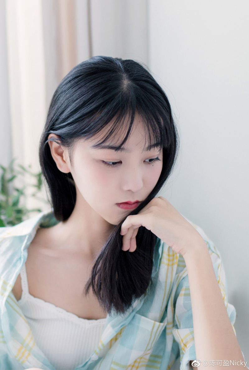 居家养眼妹子低眉垂眼清纯自然甜美写真