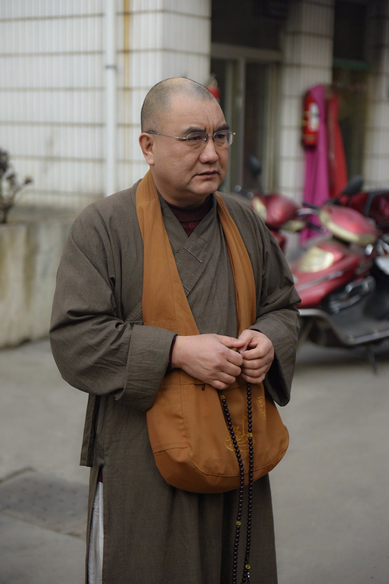 慧超法师,知客印度法师和僧侣,义工一起看望慰问在这里生活学习的孩子