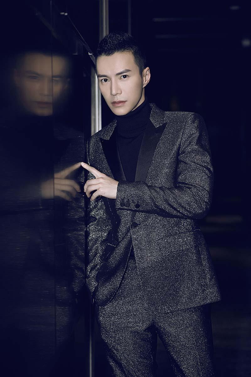 王冠逸亮相嘉人中国风盛典 他的"中国风"有啥不一样?